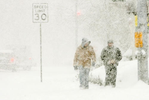 Una tormenta de nieve en Las Vegas ocasionó que algunos vuelos fueran cancelados y que escuelas y carreteras fueran cerradas.