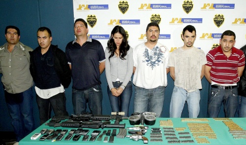 La ganadora del certamen Nuestra Belleza Sinaloa 2008, Laura Elena Zúñiga Huizar, de 23 años, y siete hombres más fueron arrestados con armas y miles de dólares en efectivo en Guadalajara.