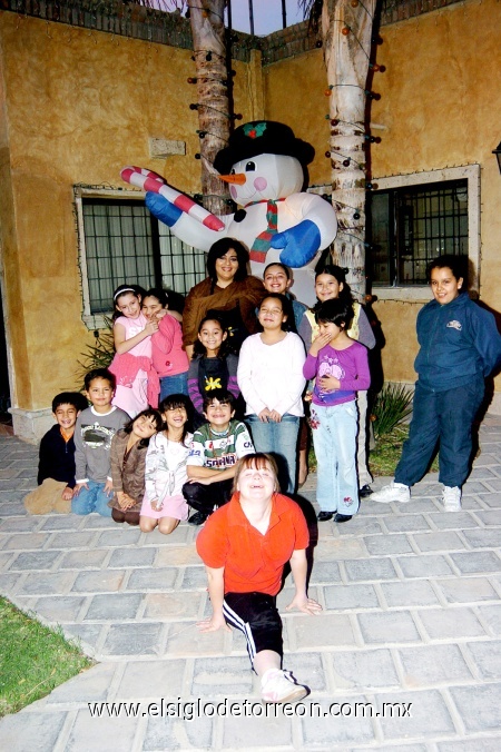 22122008
Alumnos de la clase de pintura de Ale de la Peña disfrutaron al máximo de su posada.