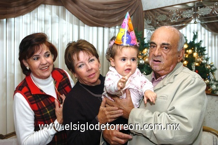 22122008
Rosa María Blázquez, Maribel Graham e Ignacio Flores, abuelitos de María Roberta la felicitaron por su primer cumpleaños.