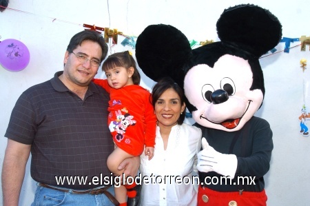 30122008
Sabine con sus padres Armando Sánchez Castellanos y Patricia Rodríguez.