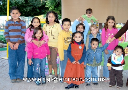 14122008
La cumpleañera junto a sus primos y amiguitos, quienes la felicitaron por su piñata.