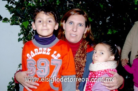 14122008
Sandra Valdés acompañada de sus pequeños Saúl y Vanesa Vega