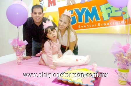 15122008
Mariángel con los organizadores de su fiesta Jesús Gurrola y Alexie Aguirre.