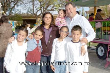 17122008
Cristina de Saldaña y Rogelio Saldaña con sus hijos Cristina, Brenda y Ángela Saldaña, los acompañan los niños Alejandro y Paulina de la Garza