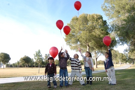 19122008
¡Qué momento tan emocionante, los globos van directitos al cielo con Santa Claus!