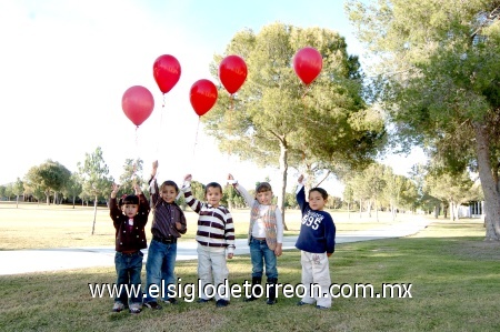 19122008
A la una, a las dos y a las tres... Valeria y Jaime Villalobos Villanueva, José Antonio Nohra Garza, Isabella y Ricky Ruiz Jaime, listos para soltar su globo que lleva la carta de Santa