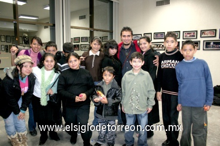 19122008
Joel de Santiago Arenas y la Banda Sinfónica Juvenil Salvador Jalife Cervantes, en su posada navideña efectuada en el Salón de los Espejos.