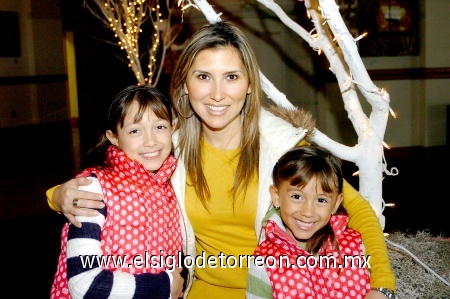 19122008
Mónica Pereyra de Pérez con sus hijas Fer y Pau.