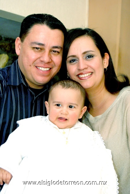 20122008
Alejandro junto a sus papás Alejandro Rodríguez Solís y Marcela Casavantes Acosta.