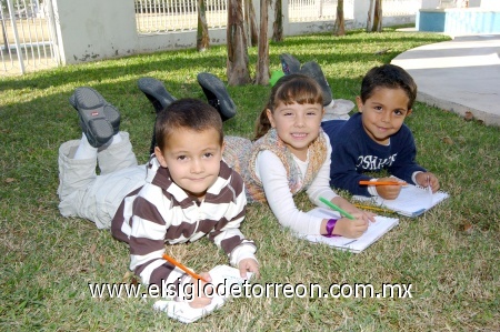 20122008
José Antonio, Valeria y Ricky, se han portado muy bien todo el año, por lo que le escribieron su carta a Santa Claus.