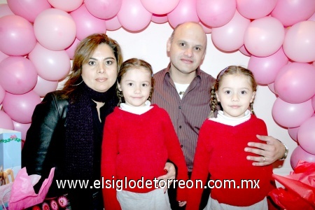 20122008
Las gemelitas Mónica y Michele, en su fiesta de cumpleaños junto a sus padres Mónica Lozano de Vélez y Pedro Vélez.