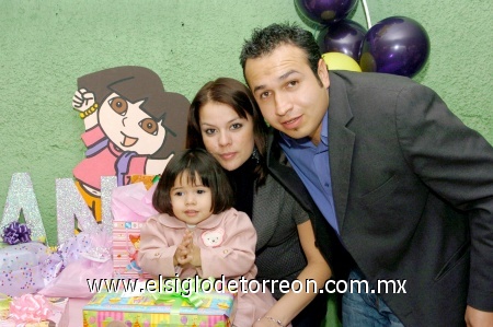 24122008
La festejada junto a sus papás Yunuen Montelongo Gómez e Israel Mata Carlos