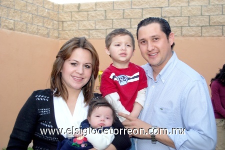 28122008
Dely Hernández y Ernesto Galindo y sus hijos Ernesto y Natalia.