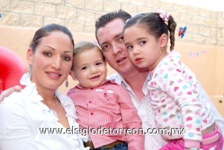 28122008
Lorena de Galindo y Francisco Galindo con sus peques Francisco y Ana Paula Galindo.