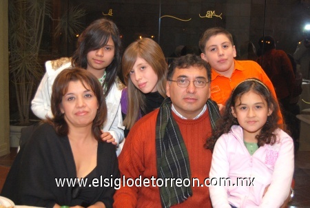 29122008
Héctor García, Elizabeth Lozano, Martín Ruiz, Emilia Ruiz, Paola García y Edith García.