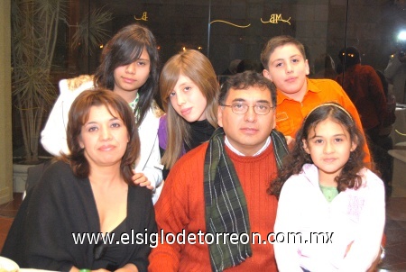 29122008
Héctor García, Elizabeth Lozano, Martín Ruiz, Emilia Ruiz, Paola García y Edith García.