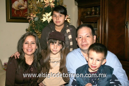 30122008
Valeria Arias Rodarte fue festejada por sus padres Mariana Rodarte de Arias y José Manuel Arias Jáquez, la acompañan sus hermanos Mariana y José Manuel.