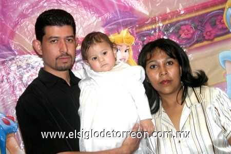 30122008-m-Aracely Granados Reyes cumplió un año de edad y fue festejada por sus papás Juan José Grandos Lugo y Nancy Aracely Reyes Gómez.