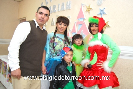 31122008
Mariah Huízar Padilla en la compañía de sus padres Alan Huízar Mendoza y Eunice de Huízar, y de su hermano Alan, organizadores de su fiesta de tercer cumpleaños