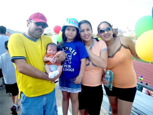 Familia García en el estadio de UT en una carrera a favor del agua.