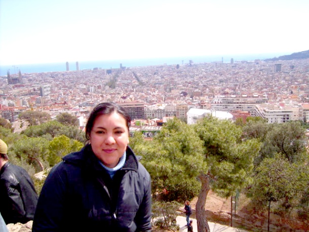 Karen Sánchez en el Parque Guell, al fondo la sagrada familia, el mar mediterraneo y la ciudad de Barcelona, España