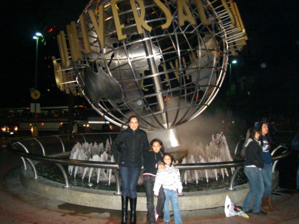 Maria Fernanda, Daniela Saenz y Ruth Aidee Cortes de Saenz en estudios universales en Hollywood, California.