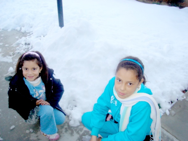 Maria Fernanda y Daniela Saenz en Palmdale California.