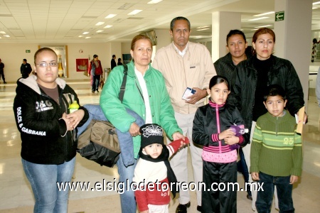 03012009
Érika Molina y José Manríquez viajaron a la Ciudad de México y fueron despedidos por María y Jesús Molina, Guadalupe, Margarita, Mariana y Sergio