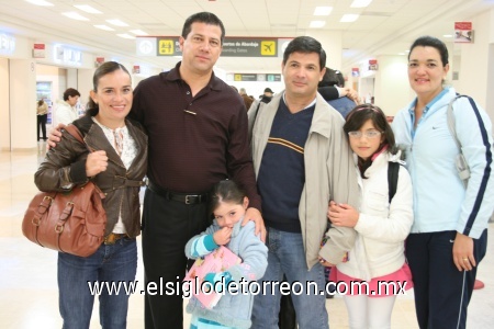 03012009
Mario Cuéllar, Susana de Cuéllar, las pequeñas Brenda y Cinthia llegaron de la Ciudad de México y fueron recibidos por Fernando y Mónica de la Rosa