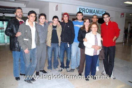 05012009
Fernando Ibarra viajó a Canadá y lo despidieron sus amigos y sus papás.