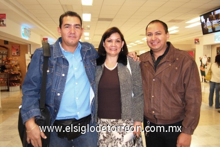 06012009
Eraida Molina y Rafael Alvarado, viajaron a República Dominicana y los despidió Iván Alvarado.