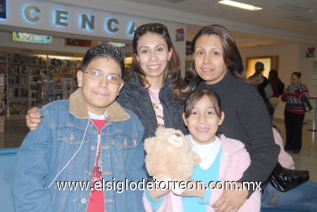 04012009
Rocío y Ana Carmen Duardo, y Daniel y Paola Armas viajaron a la Ciudad  de México.