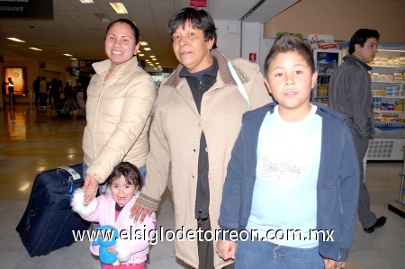 07012009
Alejandra Villalobos y sus hijos arribaron a Torreón desde Hidalgo y lo recibió Rosa Elena García