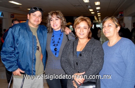 07012009
Elizabeth Elías Páez regresó a Torreón desde Cuernavaca y la recibieron Roberto Sedano, Alicia de González y Victoria de Sedano