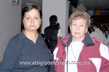 07012009
Ernestina Salas de Olea viajó a la Ciudad de México y fue despedida por Leticia Flores de Guerrero