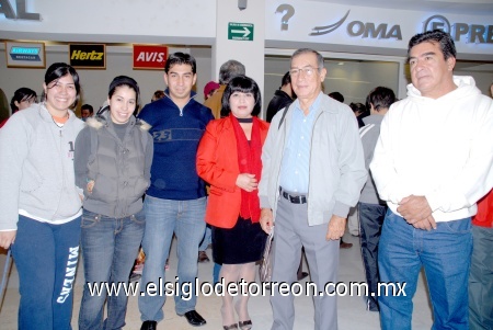 08012009
Hilario y Ángeles Macías, José Ángel, Flor y Violeta Rodríguez despidieron a Joaquín Macías Rodríguez, quien regresó a la Ciudad de México