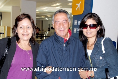 11012009
Lourdes Reyes, Alfonso y Sayra Pérez regresaron a Torreón procedentes de Cancún.