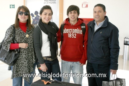 12012009
Catalina de Bejarano, Mariana Díaz y Gerardo Bejarano despidieron a Arturo Bejarano quien emprendió un viaje a Camerún en el continente Asiático.