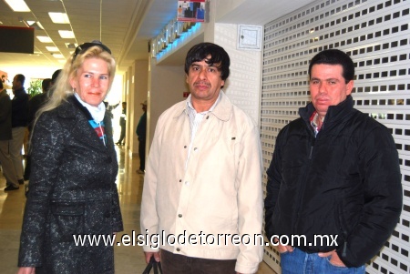 13012008
Francis Cornejo y Raúl Meza llegaron a Torreón y los recibió Alejandro Cornejo.