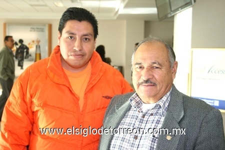 14012009
Óscar Mauro Rodríguez Ayala recibió en el aeropuerto a Roberto Carlos García Robles, procedente del Distrito Federal