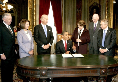 El presidente de Estados Unidos, Barak Obama, es rodeado, por miembros del Comité del Congreso en Ceremonias Inaugurales (JCCIC) en el salón presidencial tras la firma del primer acto como presidente, en Washington, DC.