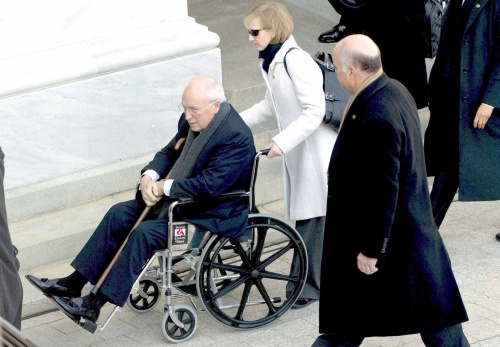 Hubo alguien que terminó sus días en el Gobierno en silla de ruedas: el ex vicepresidente, Dick Cheney, quien por cargar cajas durante su mudanza, se lastimó la espalda y tuvo que mirar postrado el relevo presidencial.