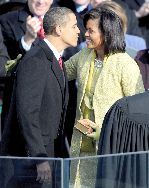 El presidente Barack Obama da un beso a la primera dama Michelle Obama tras su juramento.