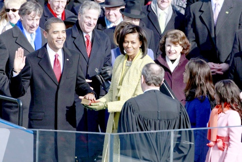 Barack Obama, el joven senador negro que se dio a conocer hacer cuatro años con un electrizante discurso en la Convención Demócrata, concluye una hazaña histórica para él y los de su raza, al jurar como el 44 presidente de los EEUU.