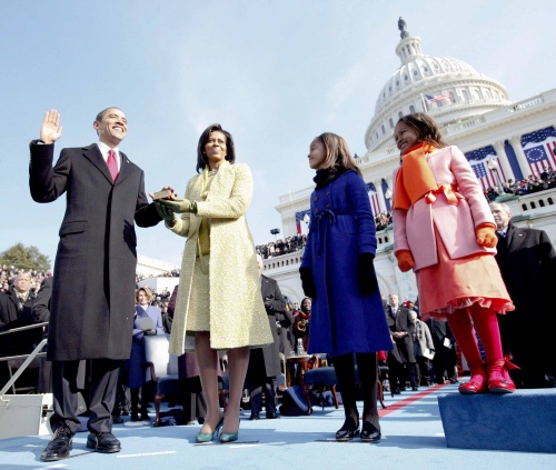 Mientras Joe Biden juramentó servir al país de las barras y las estrellas en una Biblia de tamaño “tumbaburros”; Obama lo hizo en una más pequeña, color rojo, aunque con un simbolismo  impregnado, pues fue la misma que utilizó Abraham Lincoln.