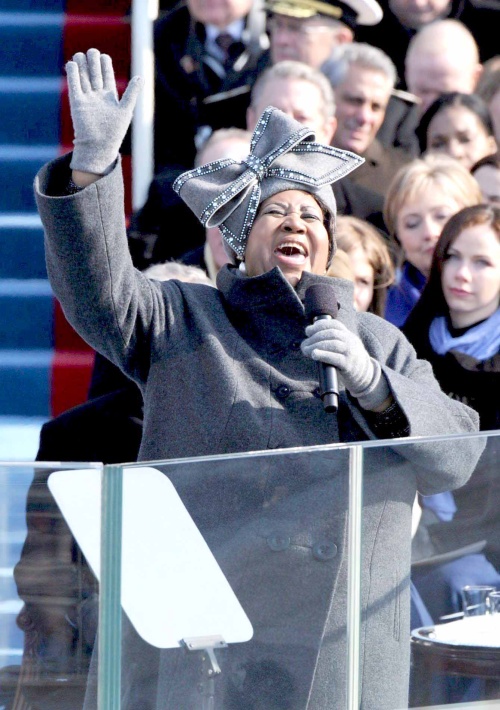 Un sombrero revivió todas las esperanzas de los afroamericanos de la época de Martín Luther King. En realidad, no fue el sombrero, fue quién portaba el adorno en su cabeza: la grande Aretha Franklin, quien entonó el tema My country is tis of thee, poco antes de la toma de posesión de Barack.