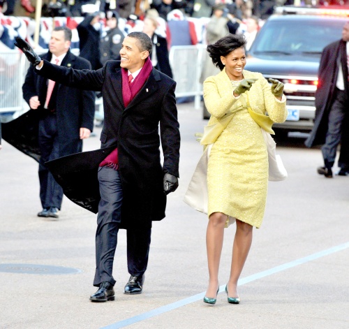 Y si el vehículo, igual que cada detalle de los Obama en su día, dio de qué hablar... la vestimenta de la primera dama, también. Cuando partieron rumbo a la Capilla episcopal de St. John, en Washington, de inmediato se informó el color del vestido, pero aún no se sabía cuál firma atavió a Michelle. Michelle Obama lució un traje dorado con chaqueta de la diseñadora estadounidense, nacida en Cuba Isabel Toledo.