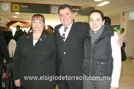 17012009
Arcelia Guzmán y Luisa Fernanda Castro fueron recibidas en la sala del aeropuerto por Rodolfo González.