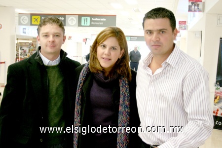 17012009
José Luis Nahle y Fabiola Aguilar llegaron de la Ciudad de México y fueron recibidos por Anuar Nahle.